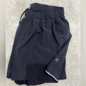 LULULEMON men’s black running shorts with liner